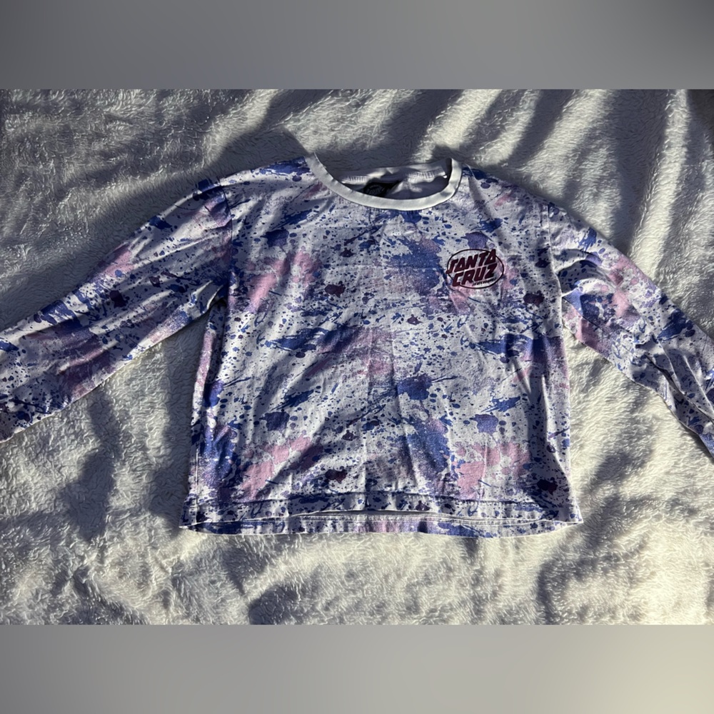 Medium long sleeve women’s Santa Cruz shirt.
